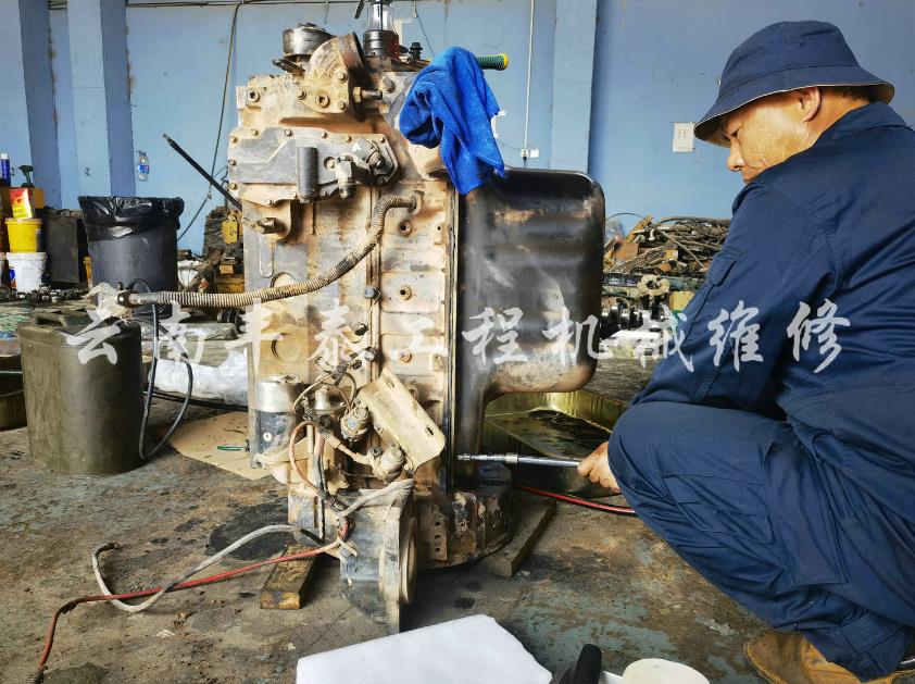 挖掘机发动机维修